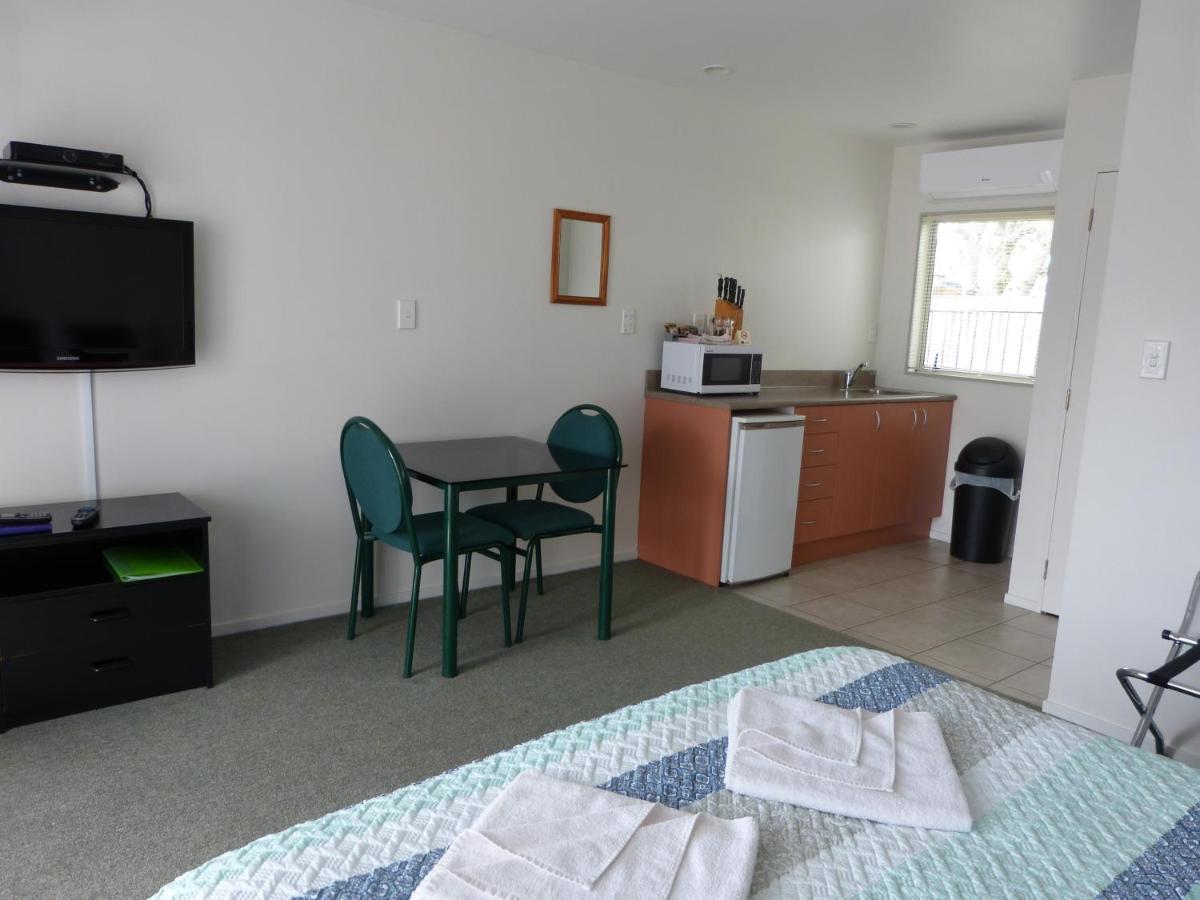 Blake Court Motel Whangamata Exterior photo