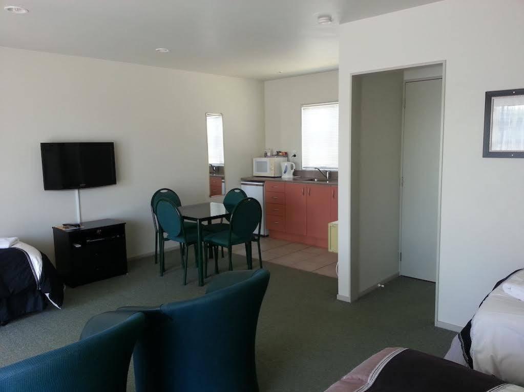 Blake Court Motel Whangamata Exterior photo