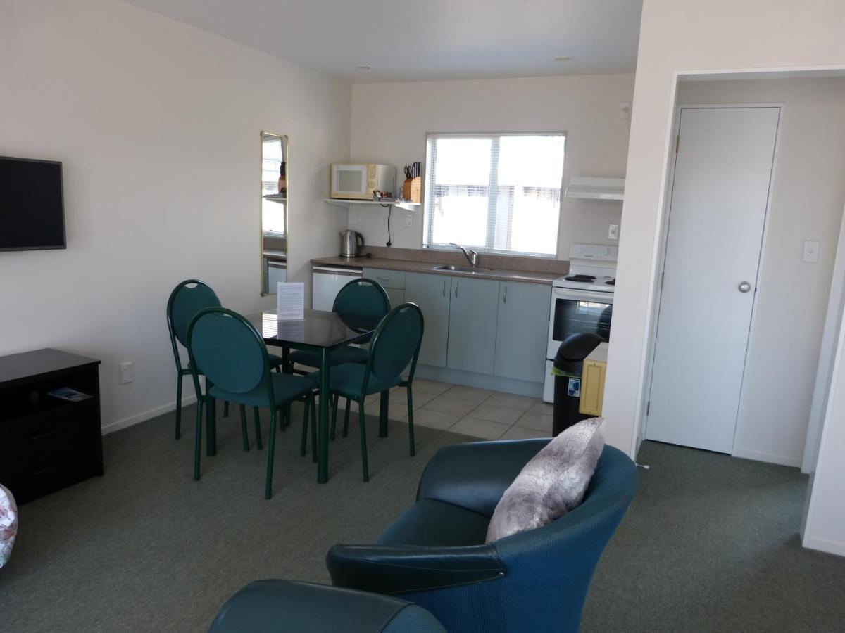 Blake Court Motel Whangamata Exterior photo
